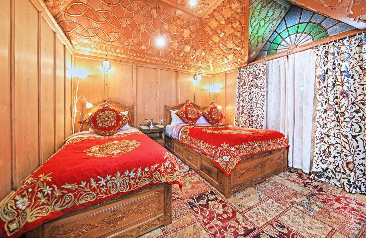 Отель Kolu Group Of Houseboats Сринагар Экстерьер фото