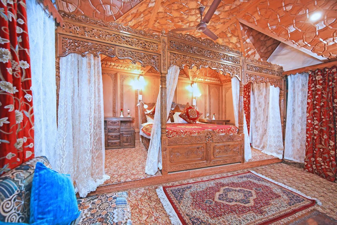 Отель Kolu Group Of Houseboats Сринагар Экстерьер фото