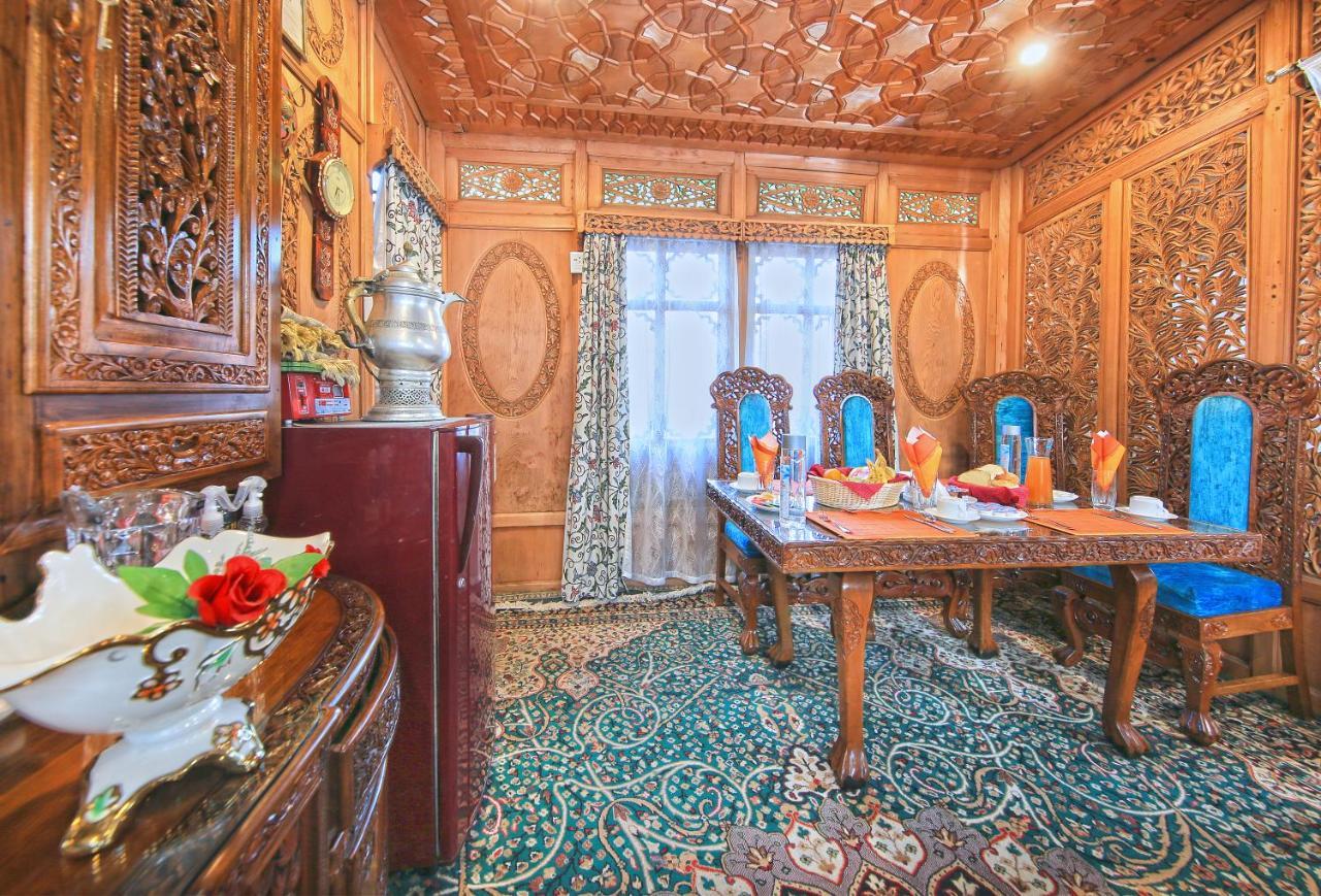 Отель Kolu Group Of Houseboats Сринагар Экстерьер фото