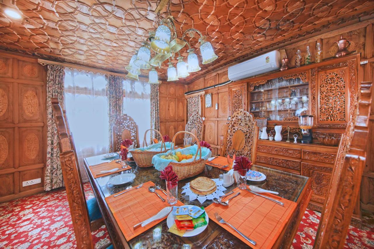Отель Kolu Group Of Houseboats Сринагар Экстерьер фото