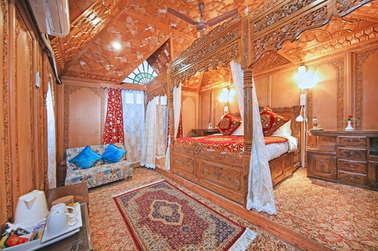 Отель Kolu Group Of Houseboats Сринагар Экстерьер фото
